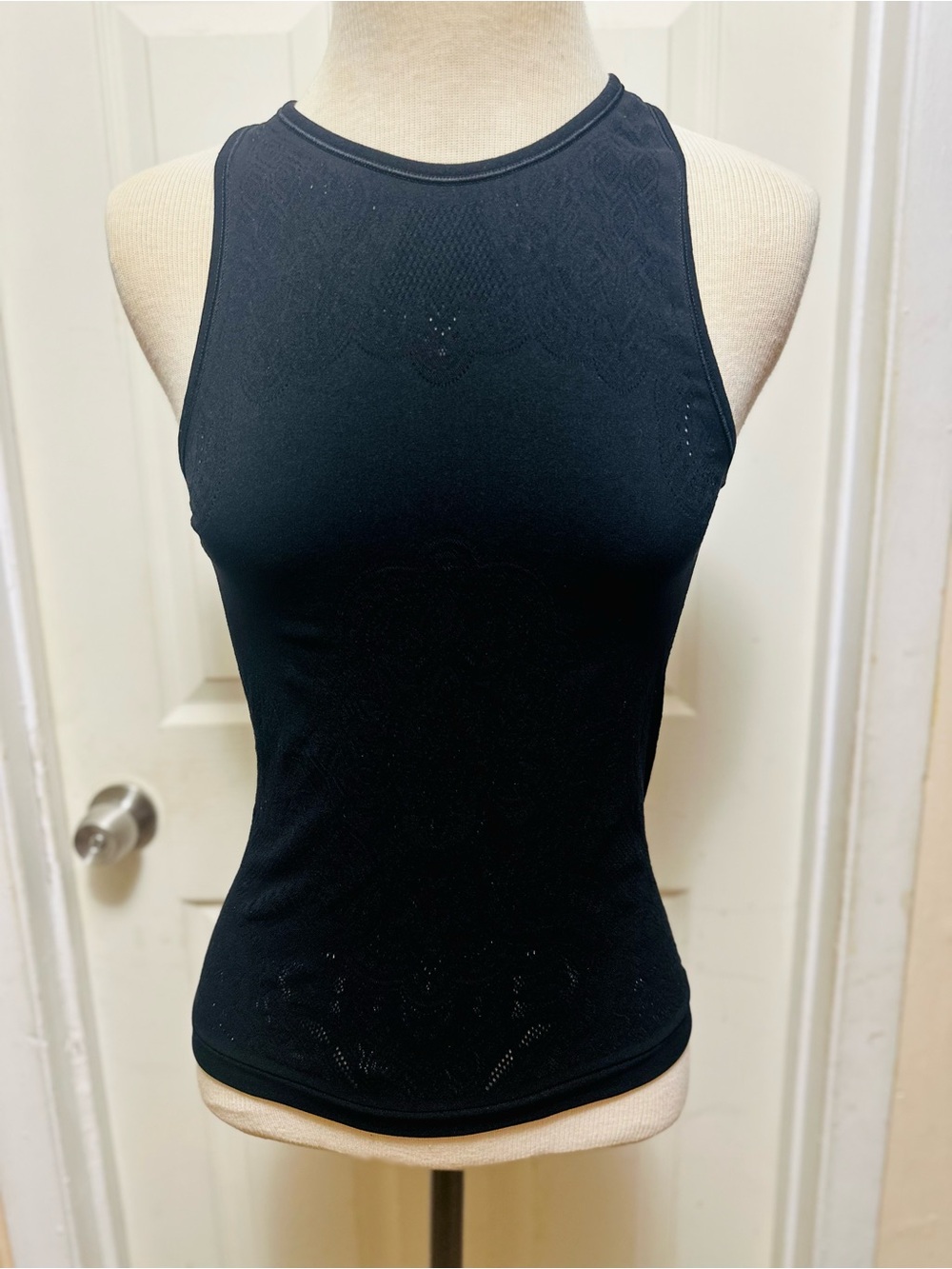 Lululemon Breeze By Muscle Tank II Black Seamless Jacquard Mesh Top - Size 2